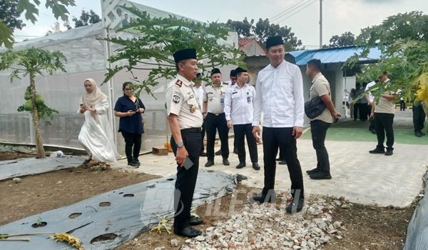 KEPALA Kantor Wilayah (Kakanwil) Direktorat Jenderal Pemasyarakatan (Ditjenpas) Jawa Barat, Kusnali saat di Lapas Indramayu