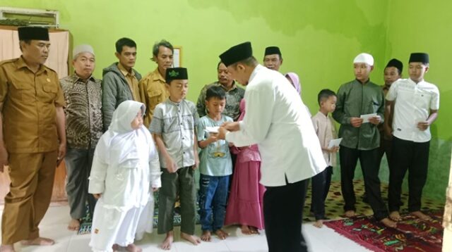 KUA Kecamatan Balongan Beri Santunan Anak Yatim