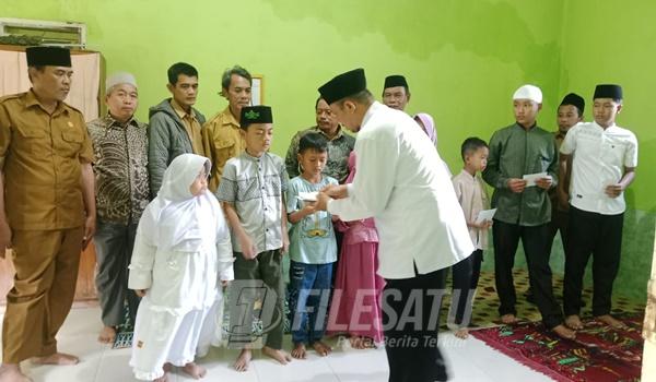 KUA Kecamatan Balongan Beri Santunan Anak Yatim
