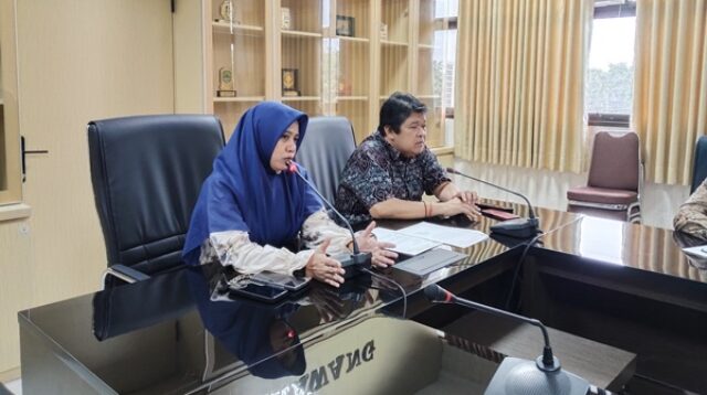 Ketua dan Sekretaris Komisi II DPRD Karawang saat RDP dengan para bakul nelayan Tempat Pelelangan Ikan (TPI) Ciparage
