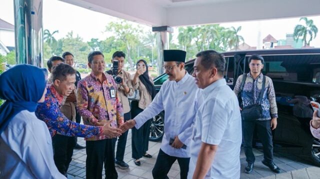 MENTRI Sosial RI Saifullah Yusuf (Gus Ipul) saat di Karawang disambut Bupati H. Aep Syaepuloh