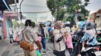 SWI Magetan Bagikan Takjil di Perempatan Pasar Sayur