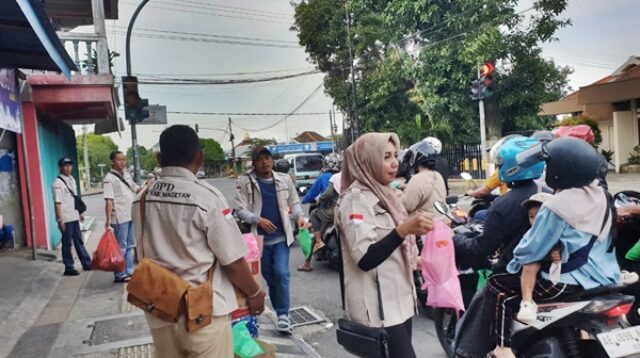 SWI Magetan Bagikan Takjil di Perempatan Pasar Sayur