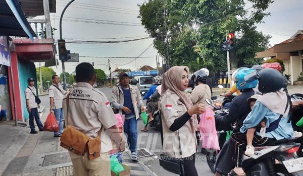 SWI Magetan Bagikan Takjil di Perempatan Pasar Sayur