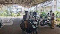 Sekretaris Daerah (Sekda) Karawang Asep Aang Rahmatullah gunakan motor listrik ke kantor