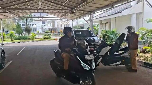 Sekretaris Daerah (Sekda) Karawang Asep Aang Rahmatullah gunakan motor listrik ke kantor