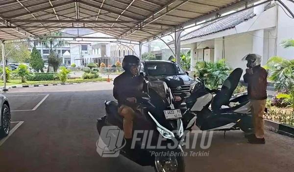 Sekretaris Daerah (Sekda) Karawang Asep Aang Rahmatullah gunakan motor listrik ke kantor