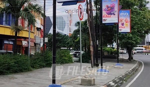 Tiang reklame milik perusahaan swasta berdiri tepat di atas guiding block