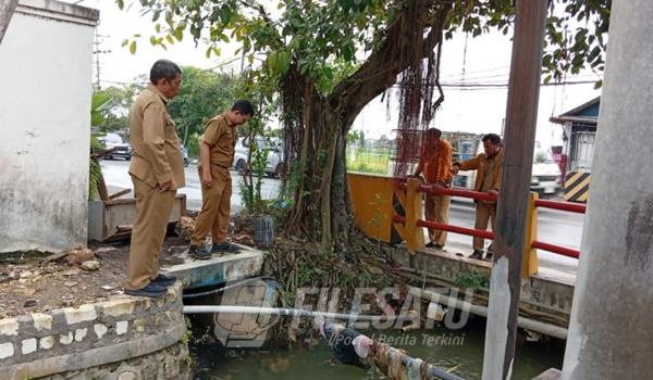 Kepala Dinas PUTR Sumenep, Eri Susanto saat tinjau langsung genangan air