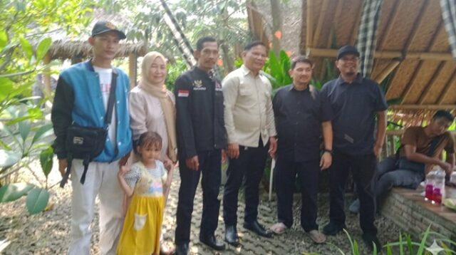 Korban TPPO asal Karawang, Muhammad Hanif, berfoto bersama tim penyelamat dari DPRD Karawang dan PPMI usai tiba di Tanah Air