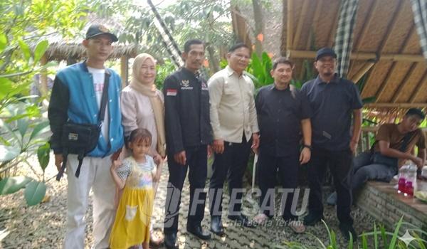Korban TPPO asal Karawang, Muhammad Hanif, berfoto bersama tim penyelamat dari DPRD Karawang dan PPMI usai tiba di Tanah Air