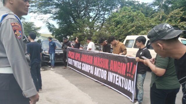 Aksi Damai Front Perlawanan Rakyat Kabupaten Ogan Komering Ulu (OKU) di KPK
