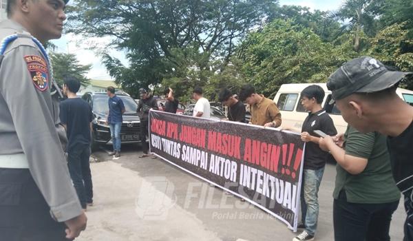 Aksi Damai Front Perlawanan Rakyat Kabupaten Ogan Komering Ulu (OKU) di KPK