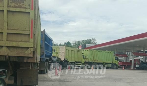 Antrian kendaraan di SPBU yang dikeluhkan warga