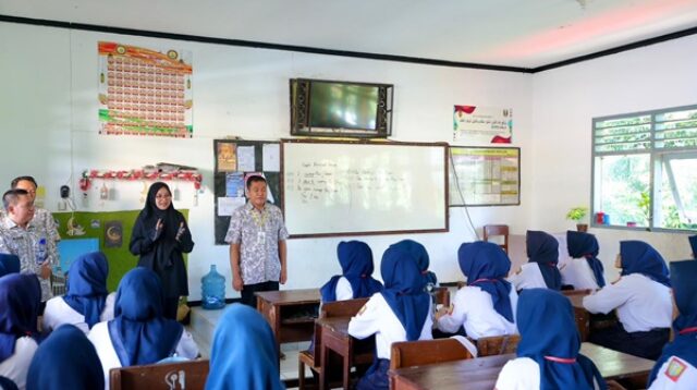 Bupati Banyuwangi Ipuk Fiestiandani turun langsung meninjau pelaksanaan di SMP Negeri 3 Banyuwangi