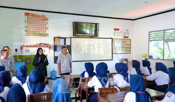 Bupati Banyuwangi Ipuk Fiestiandani turun langsung meninjau pelaksanaan di SMP Negeri 3 Banyuwangi
