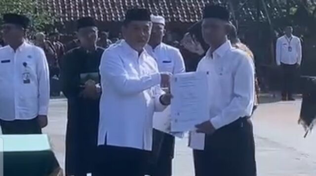 Bupati Karawang saat berikan SK Mutasi Kepala Sekolah