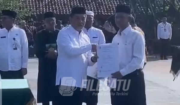 Bupati Karawang saat berikan SK Mutasi Kepala Sekolah