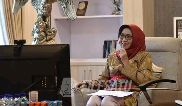 Bupati Lumajang Indah Amperawati saat rapat virtual