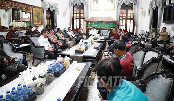 Bupati Subandi saat berdialog dengan serikat buruh di Pendopo Delta Wibawa