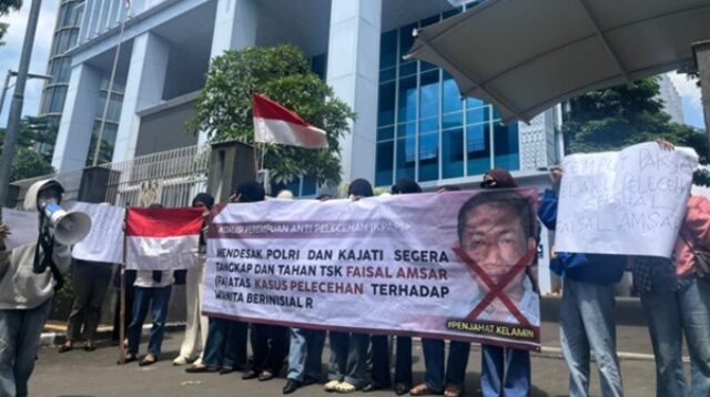 KPAP menggelar aksi massa besar-besaran di depan Mapolda Metro Jaya