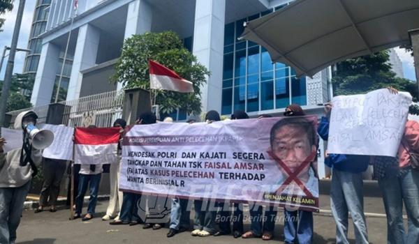 KPAP menggelar aksi massa besar-besaran di depan Mapolda Metro Jaya