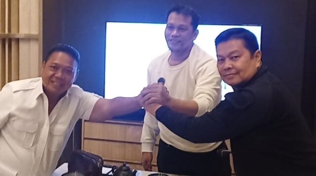 Ketum LMP HM. Arsyad Cannu, didampingi Ukur Purba saat menerima Ade Efril Manurung