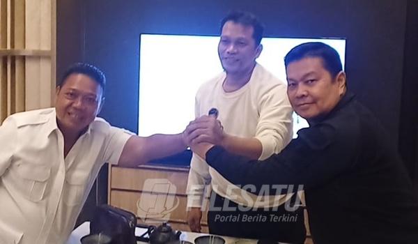 Ketum LMP HM. Arsyad Cannu, didampingi Ukur Purba saat menerima Ade Efril Manurung