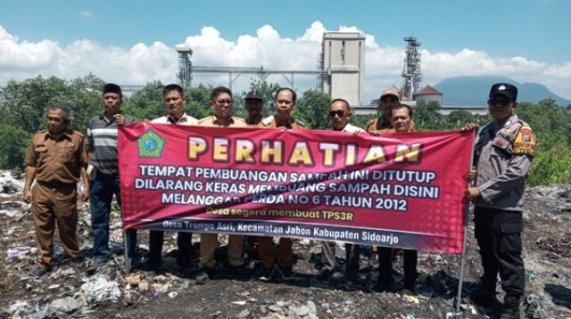 Penutupan TPA Liar di Desa Trompoasri, Jabon oleh DLHK Kabupaten Sidoarjo