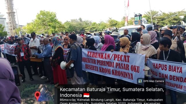 RATUSAN pedagang menggelar aksi damai di Kantor Pemerintah Kabupaten OKU p