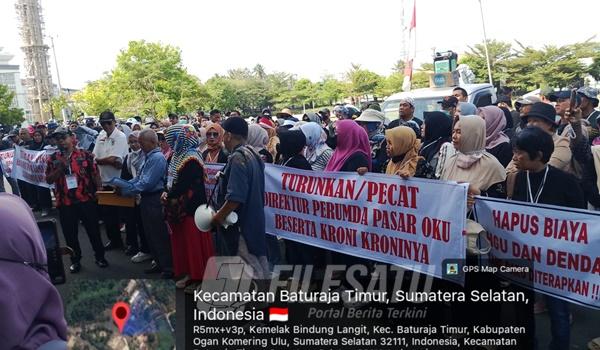 RATUSAN pedagang menggelar aksi damai di Kantor Pemerintah Kabupaten OKU p
