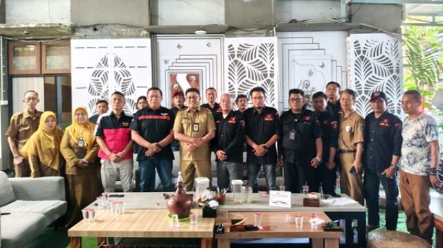 Berfoto bersama Grib Jaya Indonesia dang DLHK