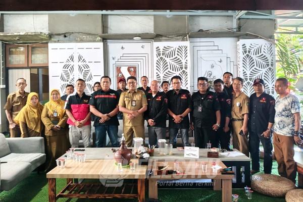 Berfoto bersama Grib Jaya Indonesia dang DLHK