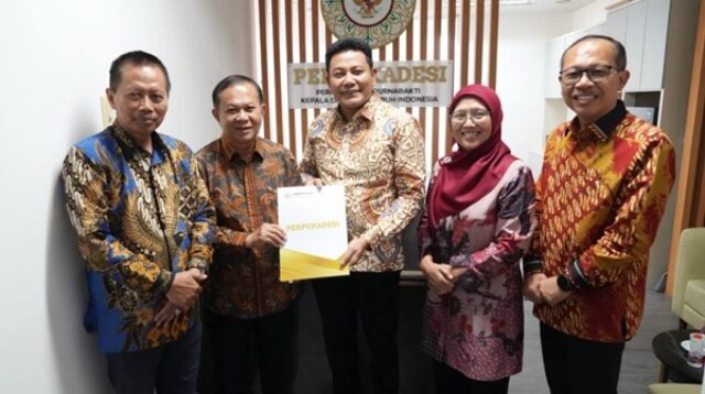 Bupati Sidoarjo H. Subandi menerima komitmen dukungan dari Sekjen Perpukadesi, Drs. Sokhiatulo Laoli, M.M