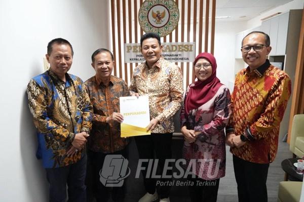 Bupati Sidoarjo H. Subandi menerima komitmen dukungan dari Sekjen Perpukadesi, Drs. Sokhiatulo Laoli, M.M