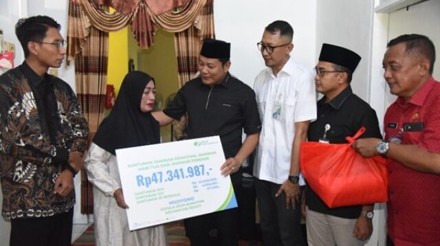 Bupati Sidoarjo Serahkan Santunan BPJS Ketenagakerjaan bagi Keluarga Korban Laka dan Almarhum Kades Buncitan