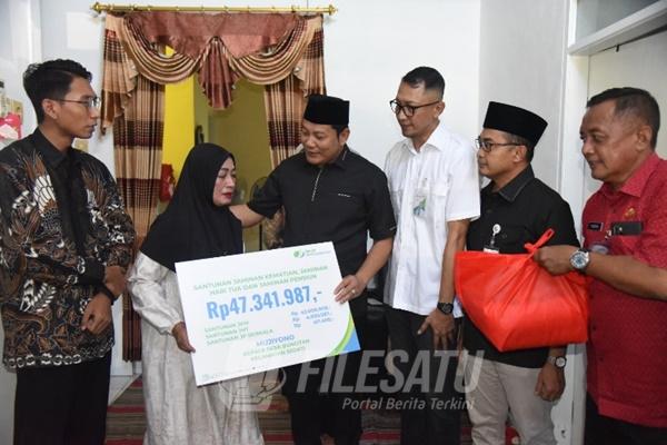 Bupati Sidoarjo Serahkan Santunan BPJS Ketenagakerjaan bagi Keluarga Korban Laka dan Almarhum Kades Buncitan