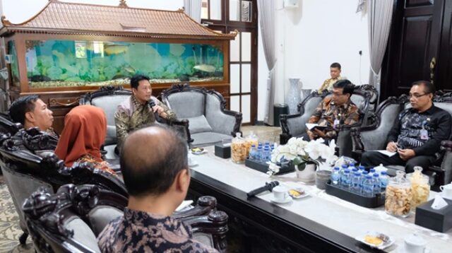 Bupati Subandi saat audiensi dengan koordinator dan pengelola pasar tradisional