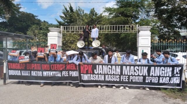 FPR saat berunjukrsa di depan kantor Pengadilan Negeri Palembang Kelas 1.A Khusus