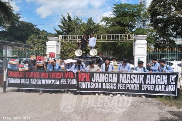 FPR saat berunjukrsa di depan kantor Pengadilan Negeri Palembang Kelas 1.A Khusus