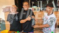 Ketua MOI Karawang bersama Pengurus berikan paket Daging kurban kepada warga Ketua MOI Karawang bersama Pengurus berikan paket Daging kurban kepada warga