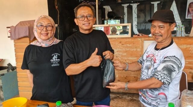 Ketua MOI Karawang bersama Pengurus berikan paket Daging kurban kepada warga