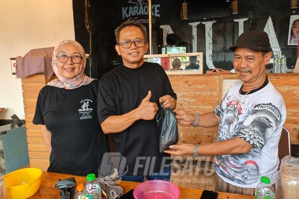 Ketua MOI Karawang bersama Pengurus berikan paket Daging kurban kepada warga