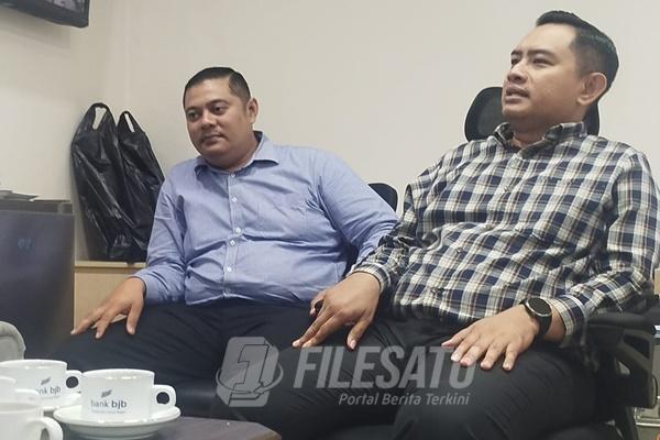 Manager Operasioanl Bank BJB Karawang Mahfud Sidik saat klarisifikasi