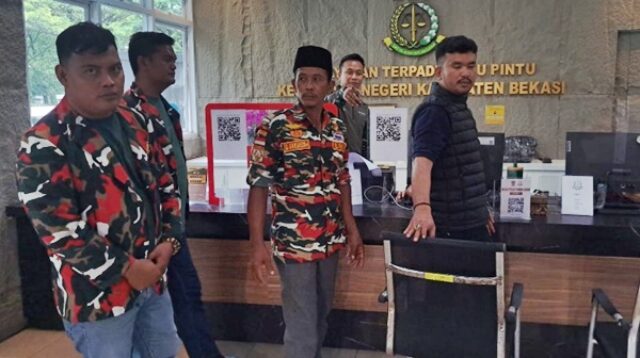 Organisasi masyarakat (Ormas) Laskar Merah Putih (LMP) bersama Brigez kembali menyambangi Kantor Kejaksaan Negeri (Kejari) Kabupaten Bekasi