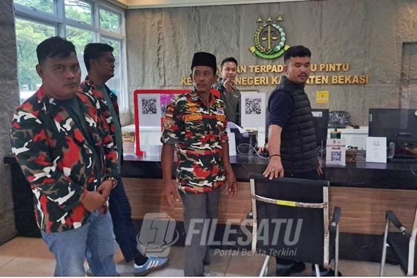 Organisasi masyarakat (Ormas) Laskar Merah Putih (LMP) bersama Brigez kembali menyambangi Kantor Kejaksaan Negeri (Kejari) Kabupaten Bekasi