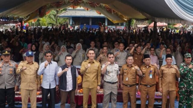 Penyerahan sertipikat program redistribusi tanah kepada masyarakat Desa Muara Burnai II
