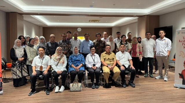 Peserta Rapat Koordinasi Sensus Ekonomi 2026 di Karawang berfoto bersama usai kegiatan yang dihadiri Kadin Karawang, BPS Jawa Barat, pelaku industri, dan pemangku kepentingan lainnya