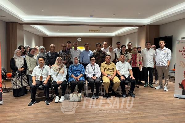 Peserta Rapat Koordinasi Sensus Ekonomi 2026 di Karawang berfoto bersama usai kegiatan yang dihadiri Kadin Karawang, BPS Jawa Barat, pelaku industri, dan pemangku kepentingan lainnya