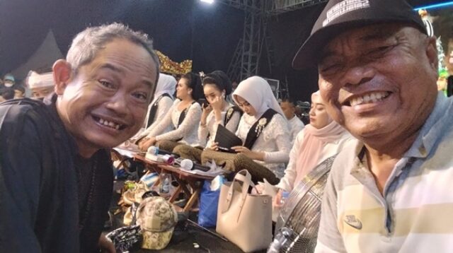 Tokoh Seni Jawa Barat H. Awandi Siroj Suwandi (Kanan( bersama seniman lawak Kang Ohang